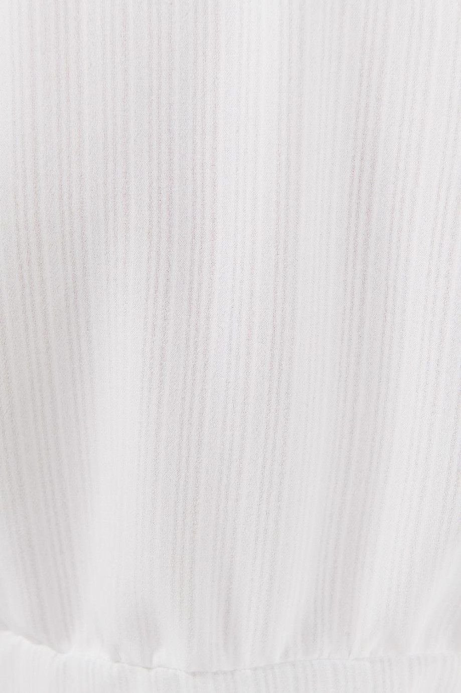 Blusa blanca con escote en V y mangas largas tipo campana