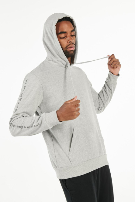 Buzo gris medio con estampado en mangas y capota