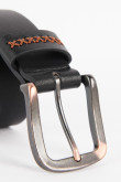 Cinturón negro con hebilla cuadrada y bordado en el pasador