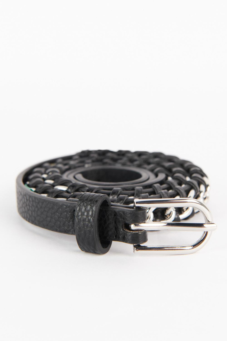 Cinturón negro con hebilla y detalles metálicos decorativos