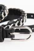 Cinturón negro con hebilla y detalles metálicos decorativos