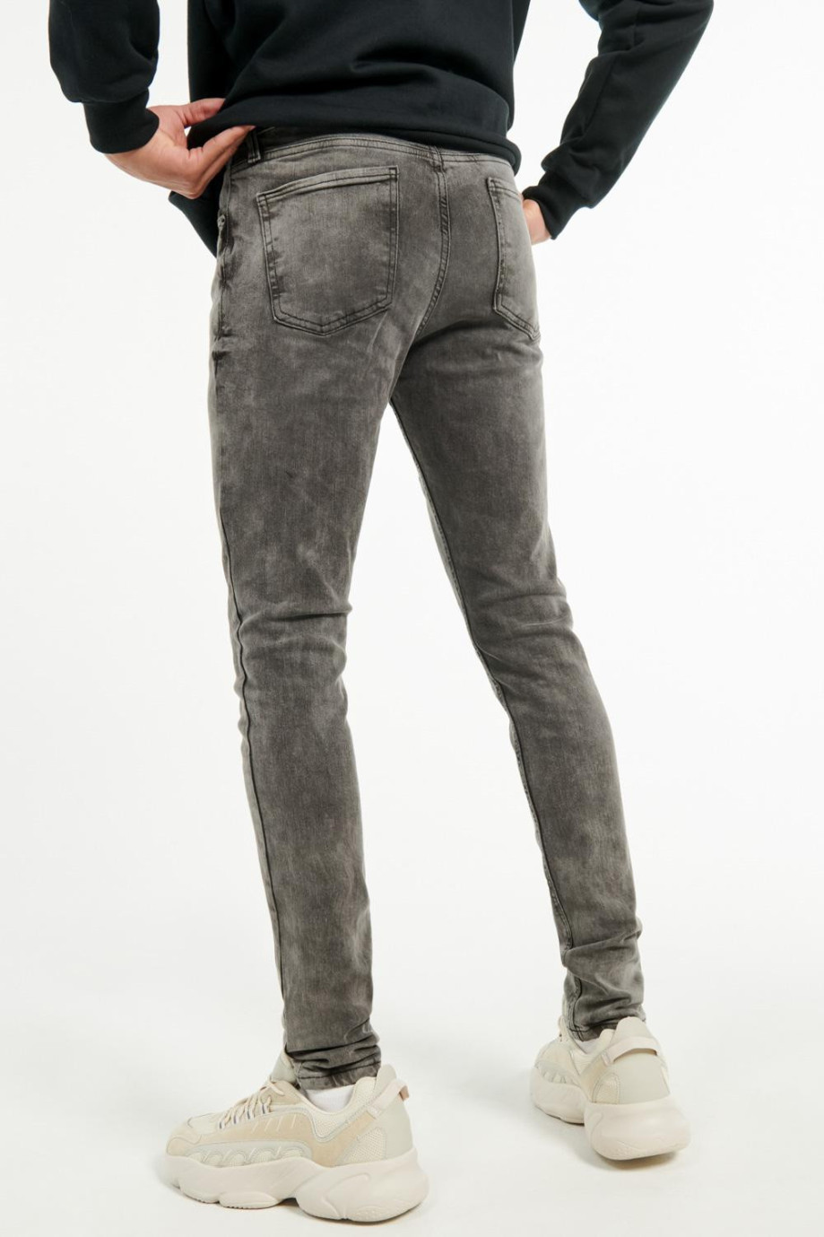 Jean gris intenso súper skinny con detalles desteñidos y tiro bajo