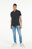 Camiseta unicolor polo con detalles tejidos de rayas