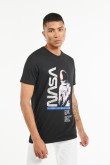 Camiseta cuello redondo negra con estampado de NASA en frente