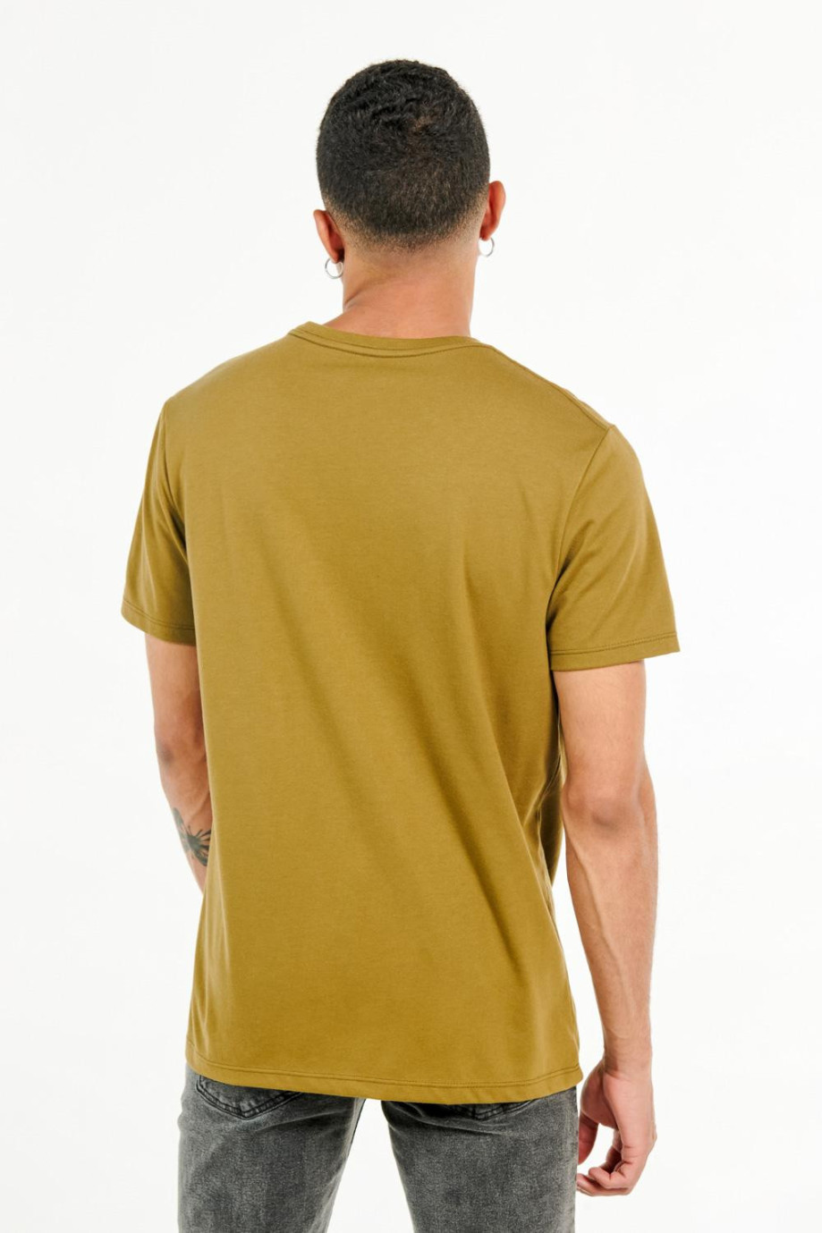 Camiseta manga corta verde oscura con estampado musical en frente