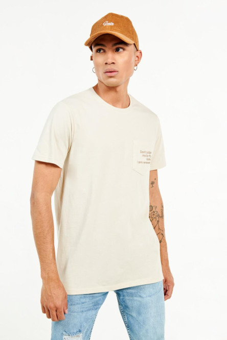 Camiseta manga corta kaky clara con bolsillo y estampado en frente