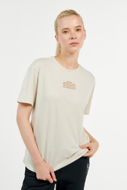 Camiseta manga corta kaky clara con estampado minimalista de letras