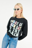 Buzo negro con estampado de letras coloridas y cuello redondo
