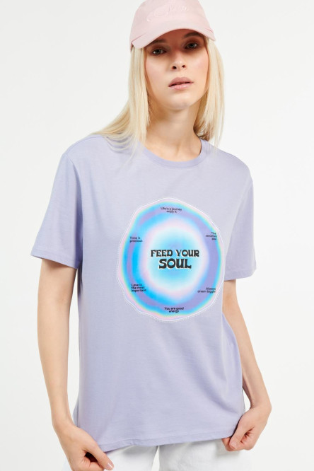 Camiseta lila clara con estampado multicolor y cuello redondo