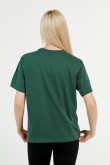 Camiseta verde oscura con cuello redondo y manga corta