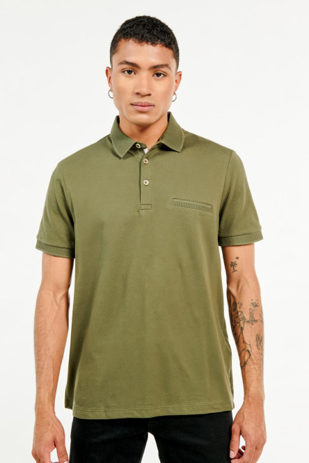 Camiseta polo verde oscura con bolsillo de ribete en el pecho
