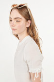 Blusa unicolor cuello alto con mangas cortas aglobadas