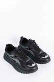 Tenis unicolores urbanos chunky con materiales en contraste