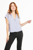 Blusa lila medio con estampados mini print y cuello resort