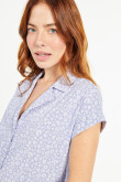 Blusa lila medio con estampados mini print y cuello resort