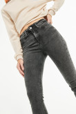 Jean jegging tiro alto gris oscuro con botón en la pretina