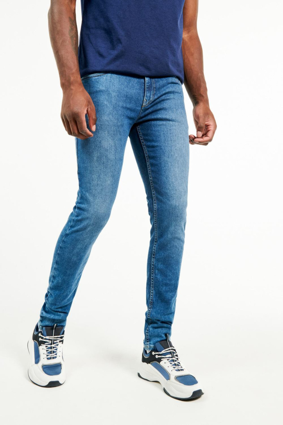 Jean skinny azul medio con costuras en contraste y tiro bajo