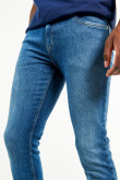 Jean skinny azul medio con costuras en contraste y tiro bajo