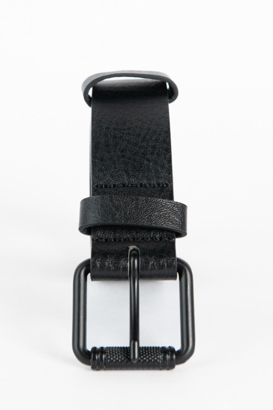 Cinturón negro con hebilla metálica y doble trabilla
