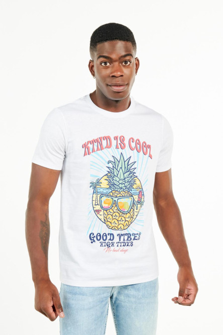 Camiseta blanca manga corta con diseño de texto y piña con gafas