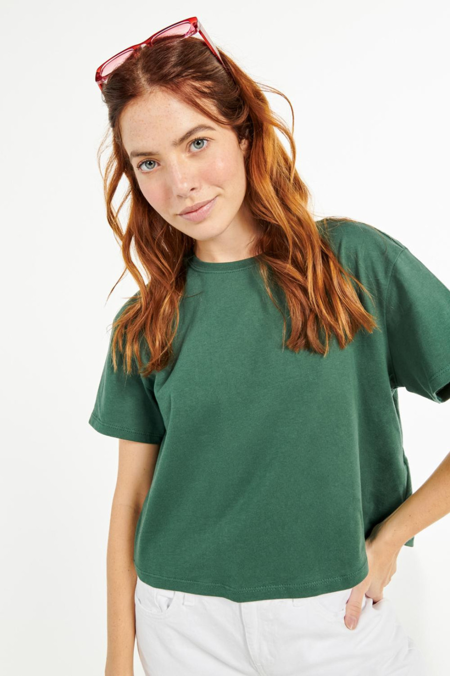Camiseta crop top verde oscura con cuello redondo y mangas cortas