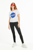 Camiseta crema clara con estampado de NASA y manga corta