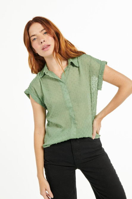 Blusa con cuello camisero verde oscura en tela semitransparente