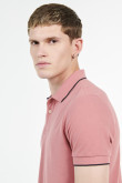 Camiseta unicolor tipo polo con tejido en puños y cuello