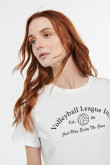 Camiseta crema clara crop top con diseño college negro de voleibol