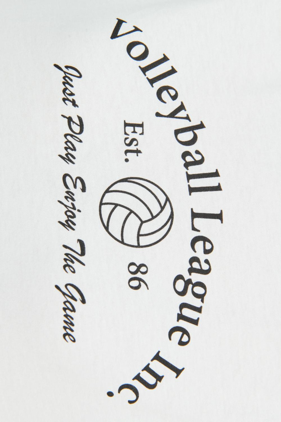 Camiseta crema clara crop top con diseño college negro de voleibol