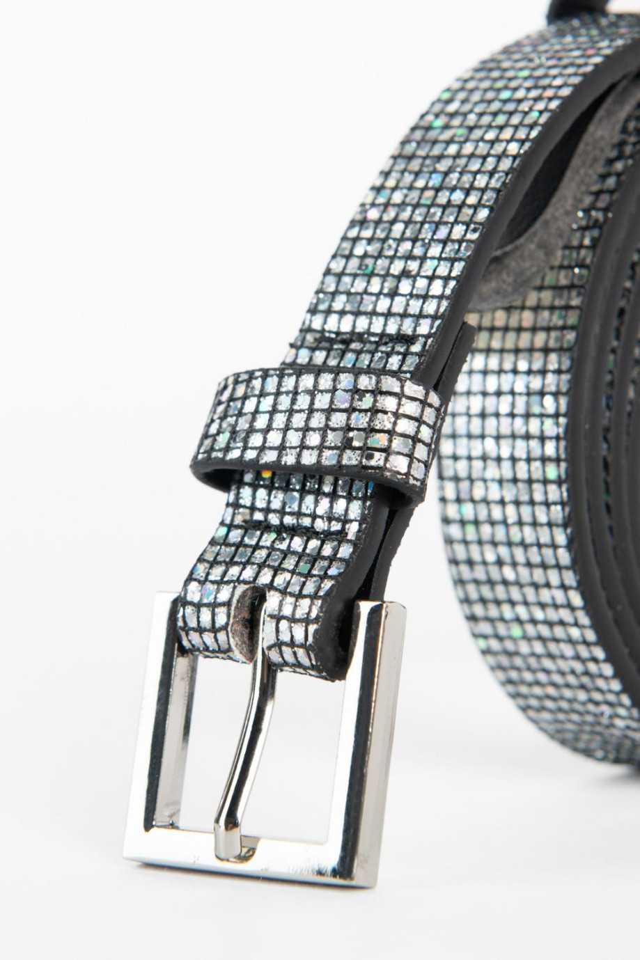 Cinturón sintético negro con texturas de cuadros y diseños coloridos
