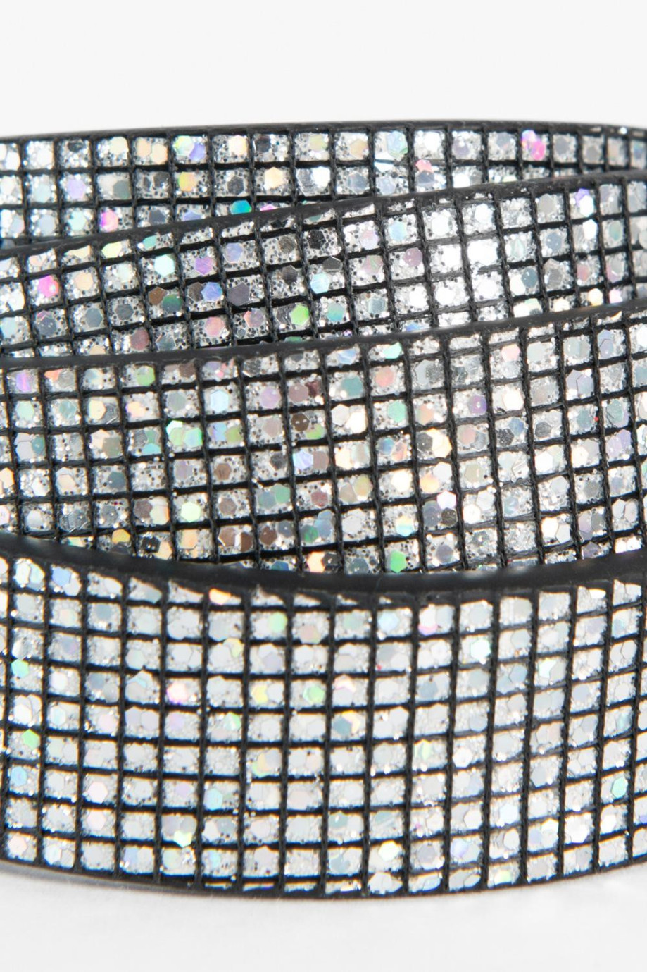 Cinturón sintético negro con texturas de cuadros y diseños coloridos
