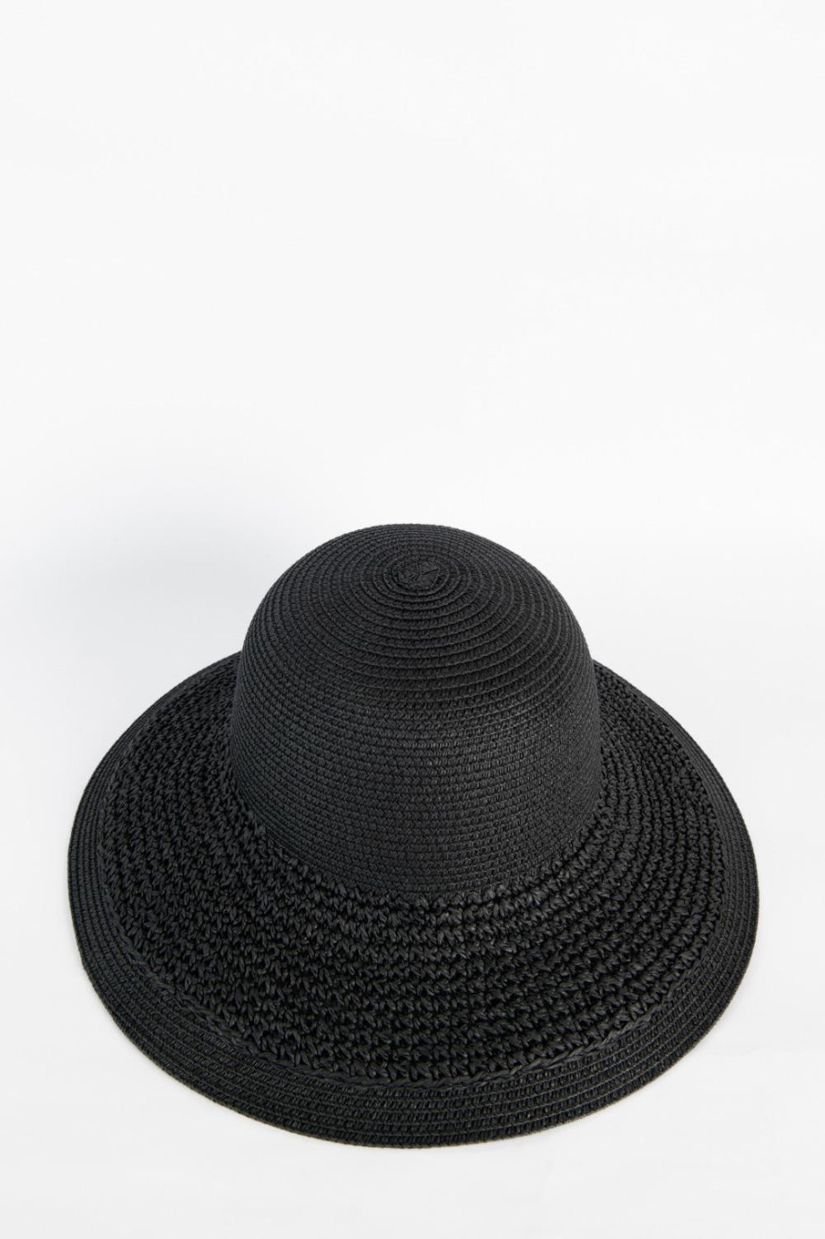 Sombrero de paja negro con ala ancha y franja decorativa