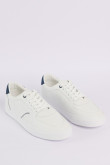 Tenis urbanos blancos con contrastes azules localizados