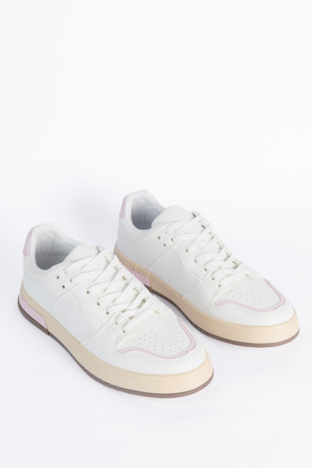 Tenis blancos urbanos con texturas de puntos y contrastes de color