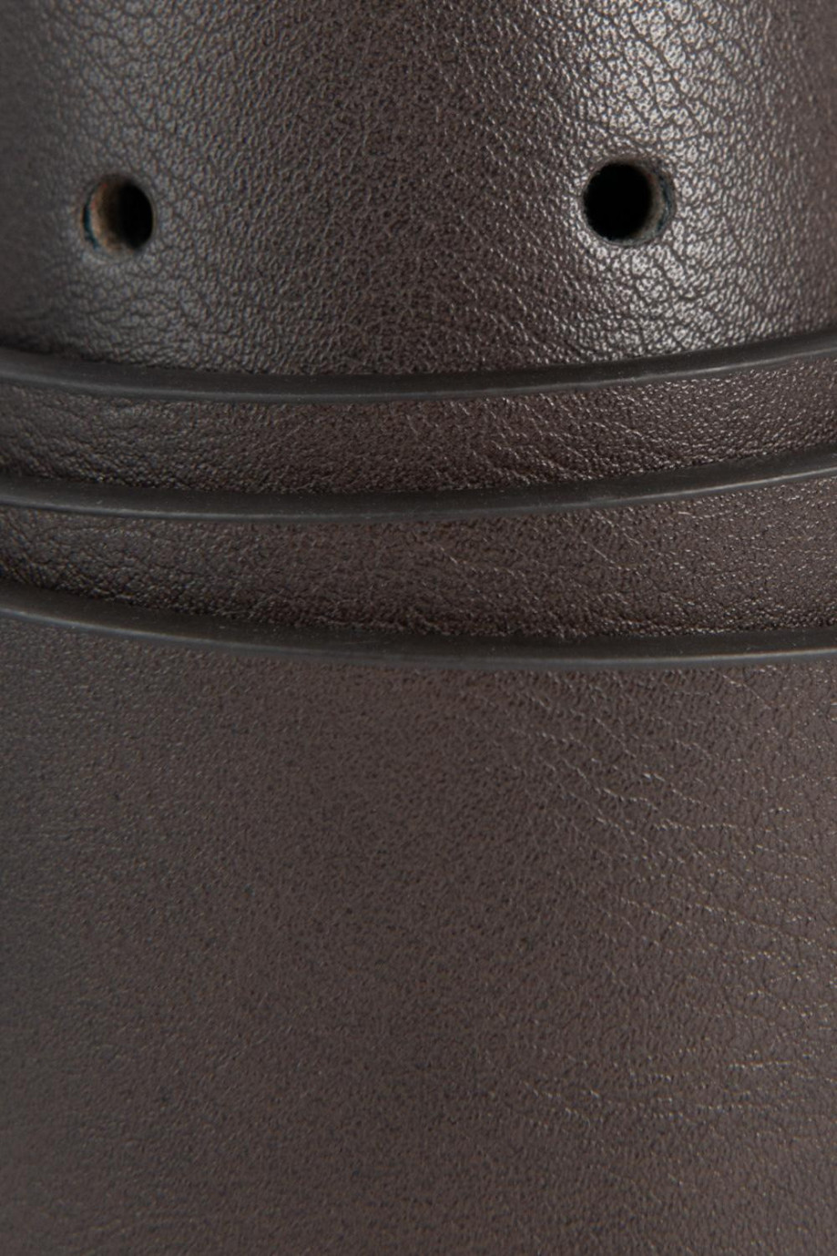Cinturón sintético café medio con hebilla metálica negra