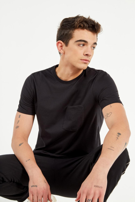 Camiseta negra con bolsillo delantero y manga corta