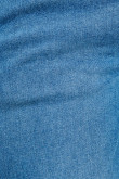 Jean azul medio slim tiro bajo con 5 bolsillos y desgastes sutiles