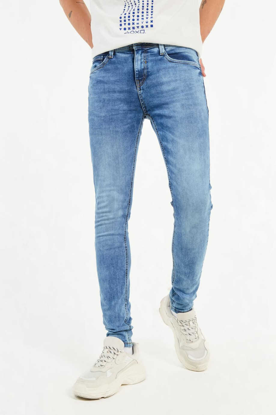 Jean súper skinny azul medio tiro bajo con costuras en contraste