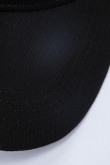 Cachucha tipo beisbolera color negro para mujer con bordado frontal.