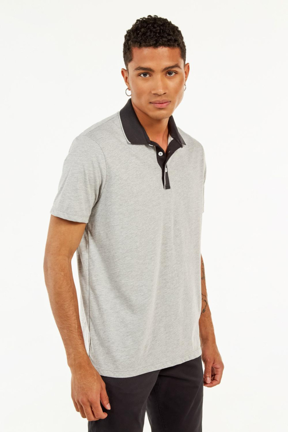 Camiseta gris medio tipo polo con cuello en contraste