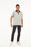 Camiseta gris medio tipo polo con cuello en contraste
