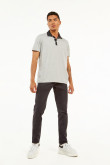 Camiseta gris medio tipo polo con cuello en contraste
