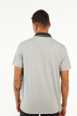 Camiseta gris medio tipo polo con cuello en contraste
