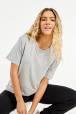 Camiseta manga corta gris clara con cuello redondo en rib