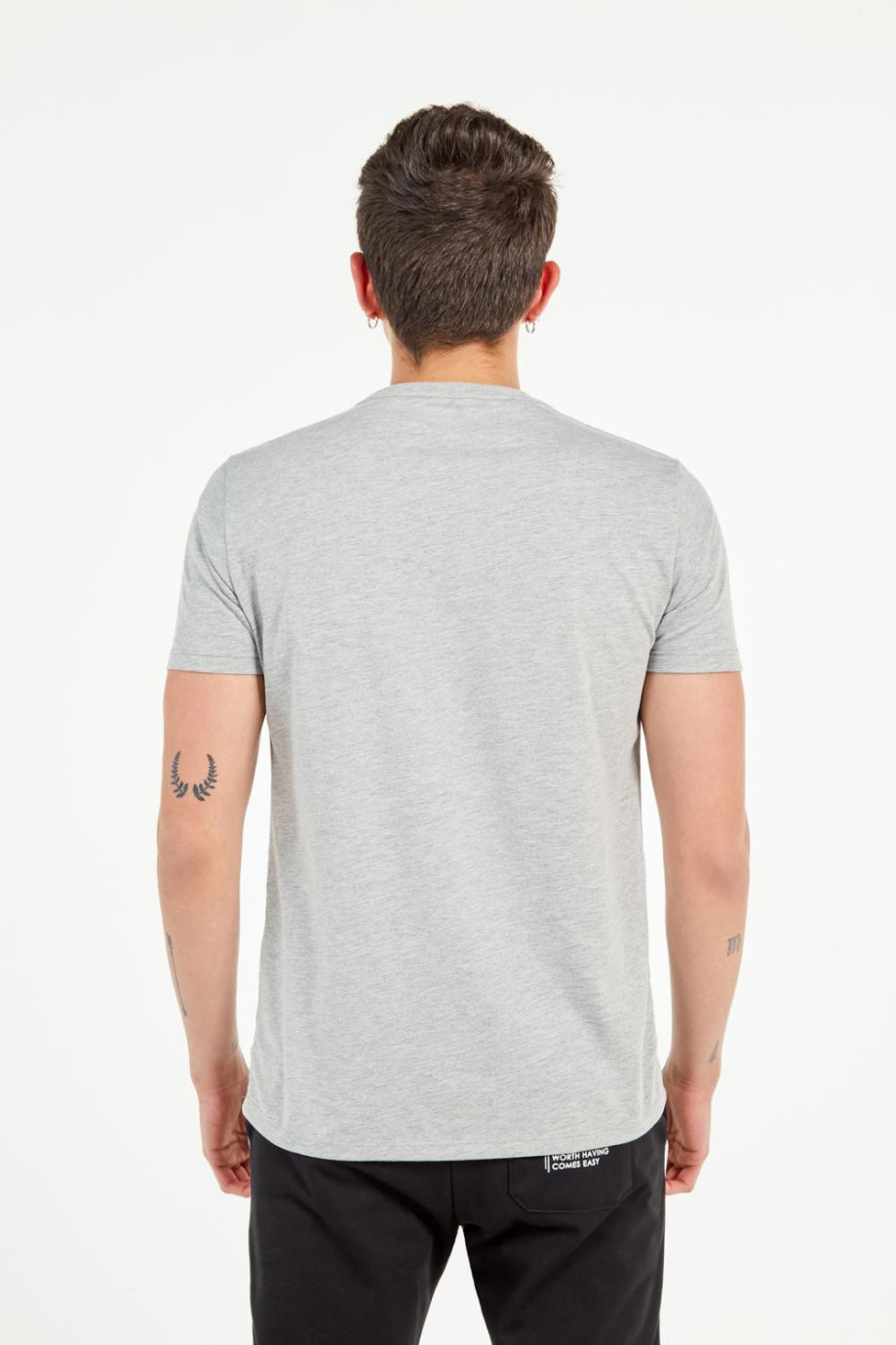 Camiseta gris clara cuello redondo con bolsillo en el pecho