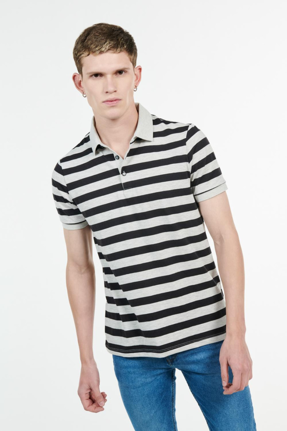 Camiseta polo gris medio con estampado de rayas horizontales negras