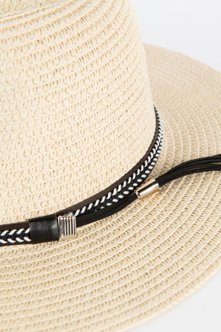 Sombrero de paja crema claro con lazo negro decorativo