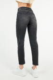 Jean mom gris oscuro con botas cortas y tiro súper alto