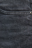 Jean mom gris oscuro con botas cortas y tiro súper alto